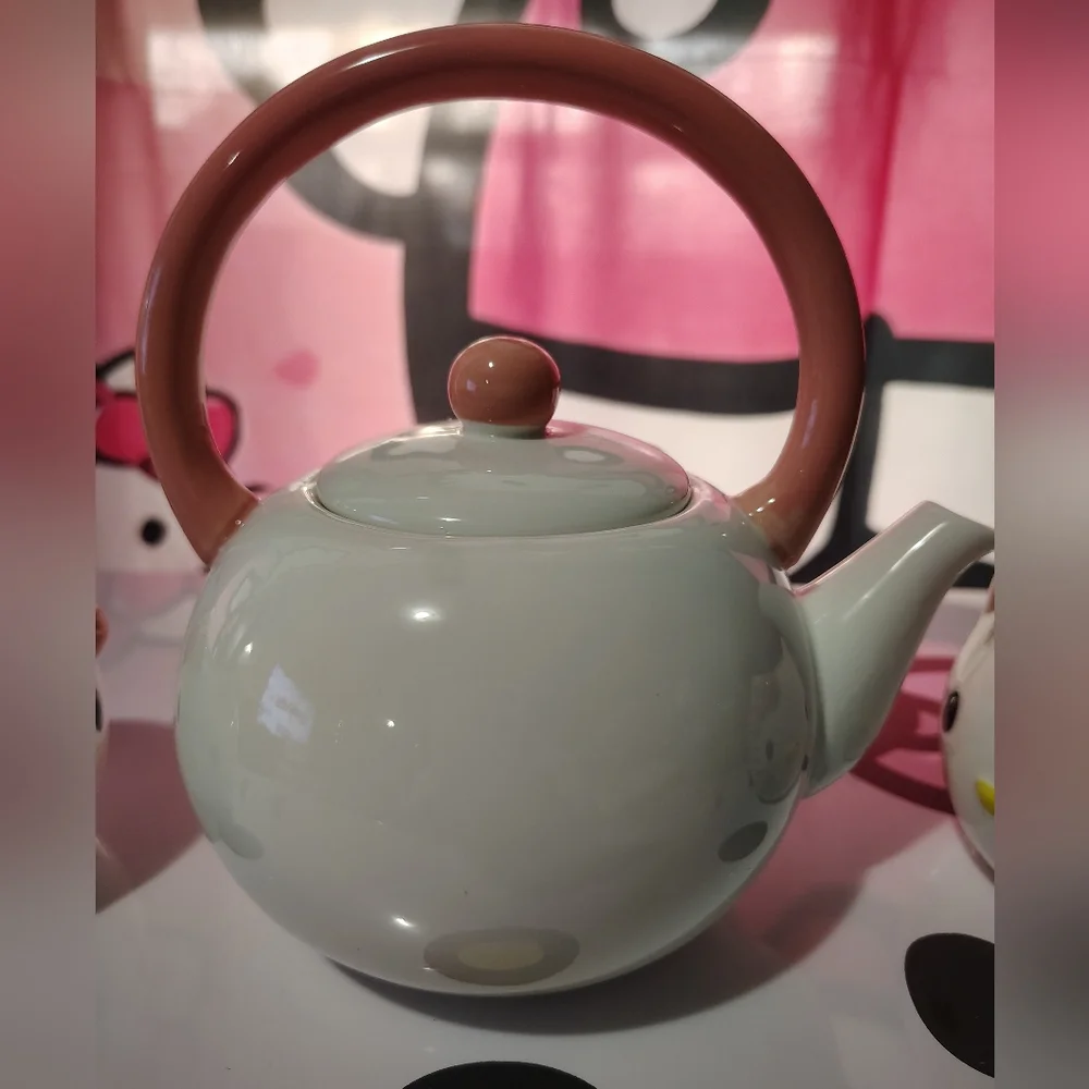 EXCLUSIVE - Hello Kitty Tea Set (Not A Toy)